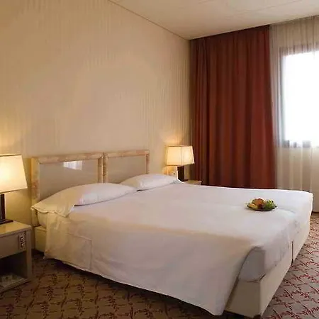 Отель Executive 4*